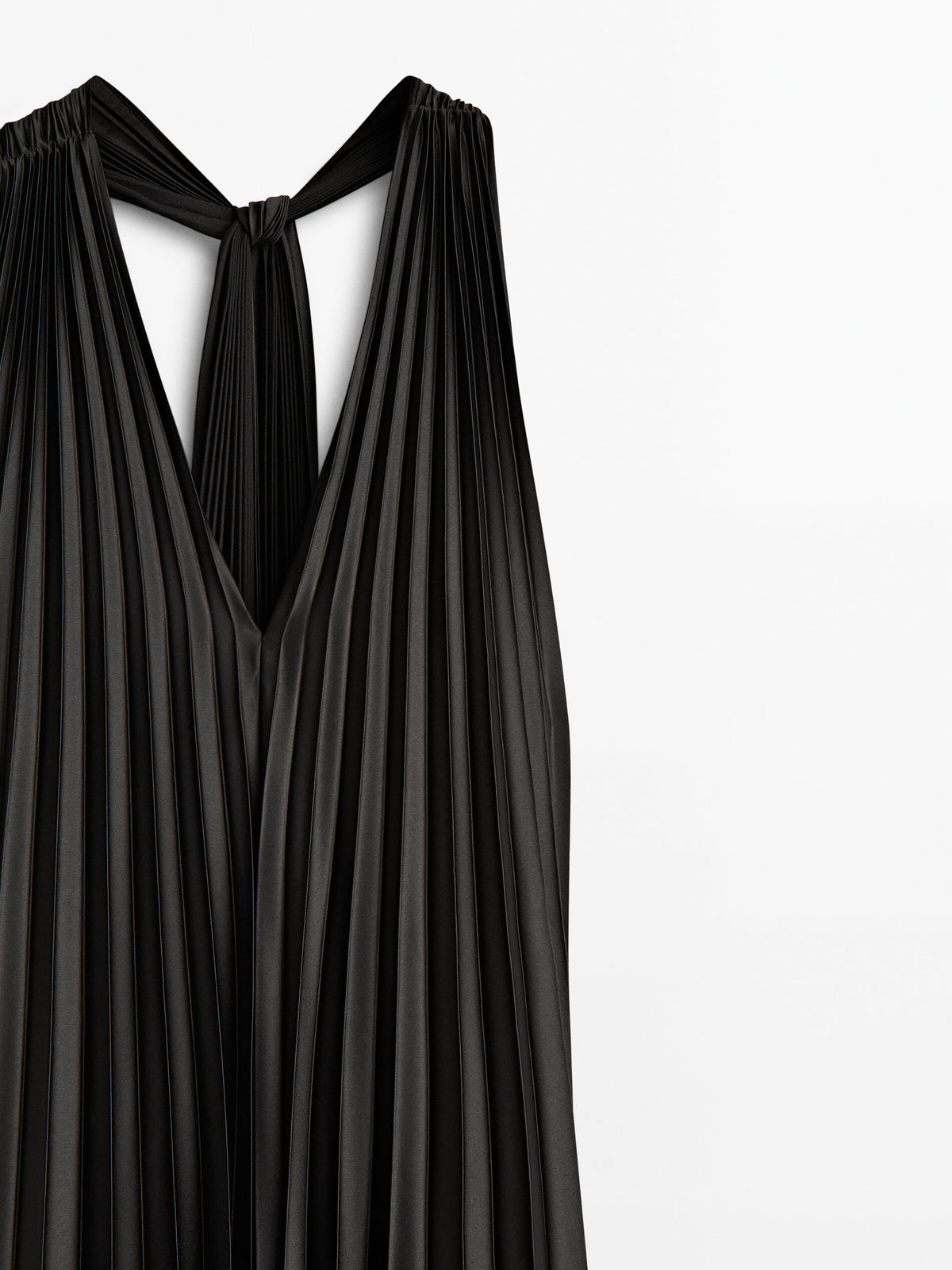 Vestido plisado escote pico -Studio - NEGRO