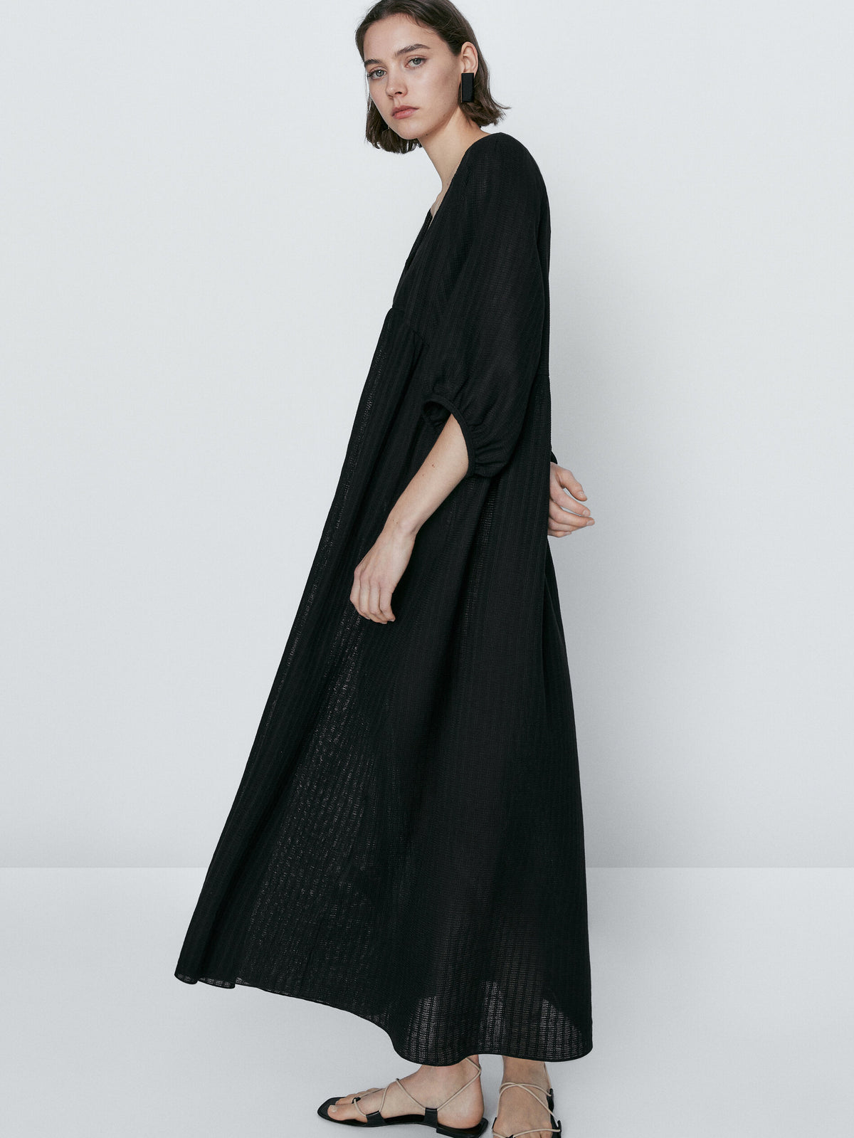 Vestido midi estructura manga abullonada - NEGRO