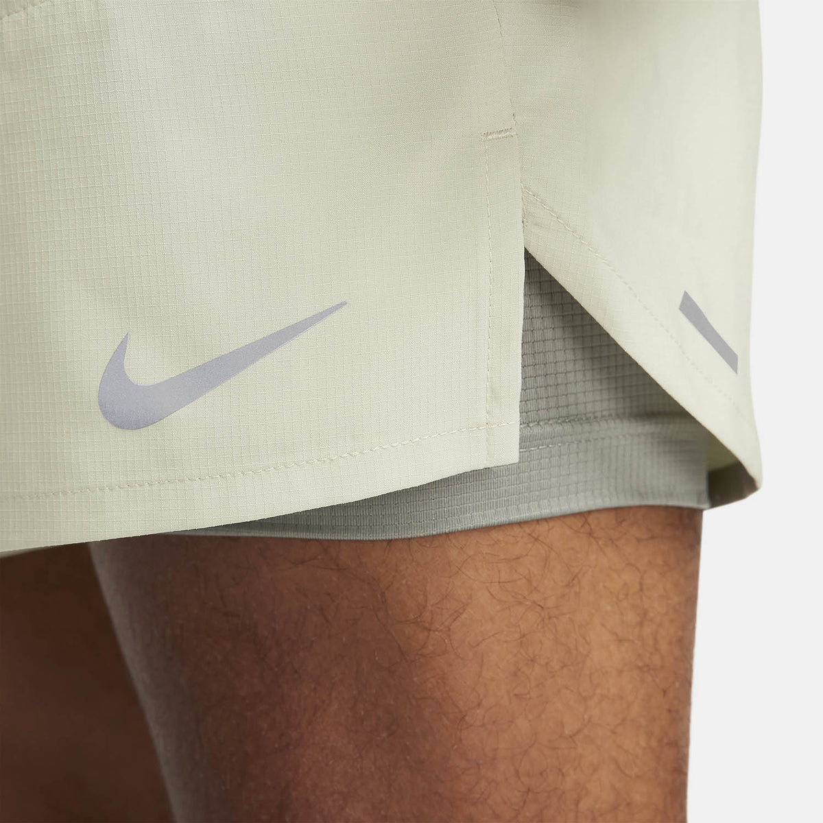 Nike Dri-FIT Stride 2 in 1 7in Pantaloncini Olive Aura/Dark Stucco/Reflective Silver