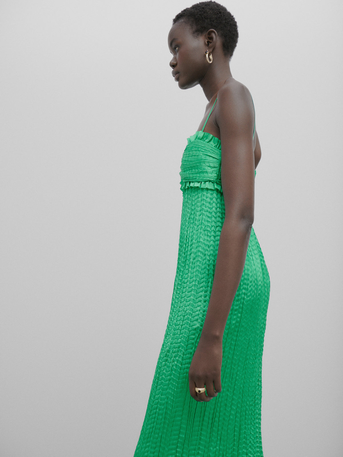 Vestido plisado escote volantes -Studio - VERDE