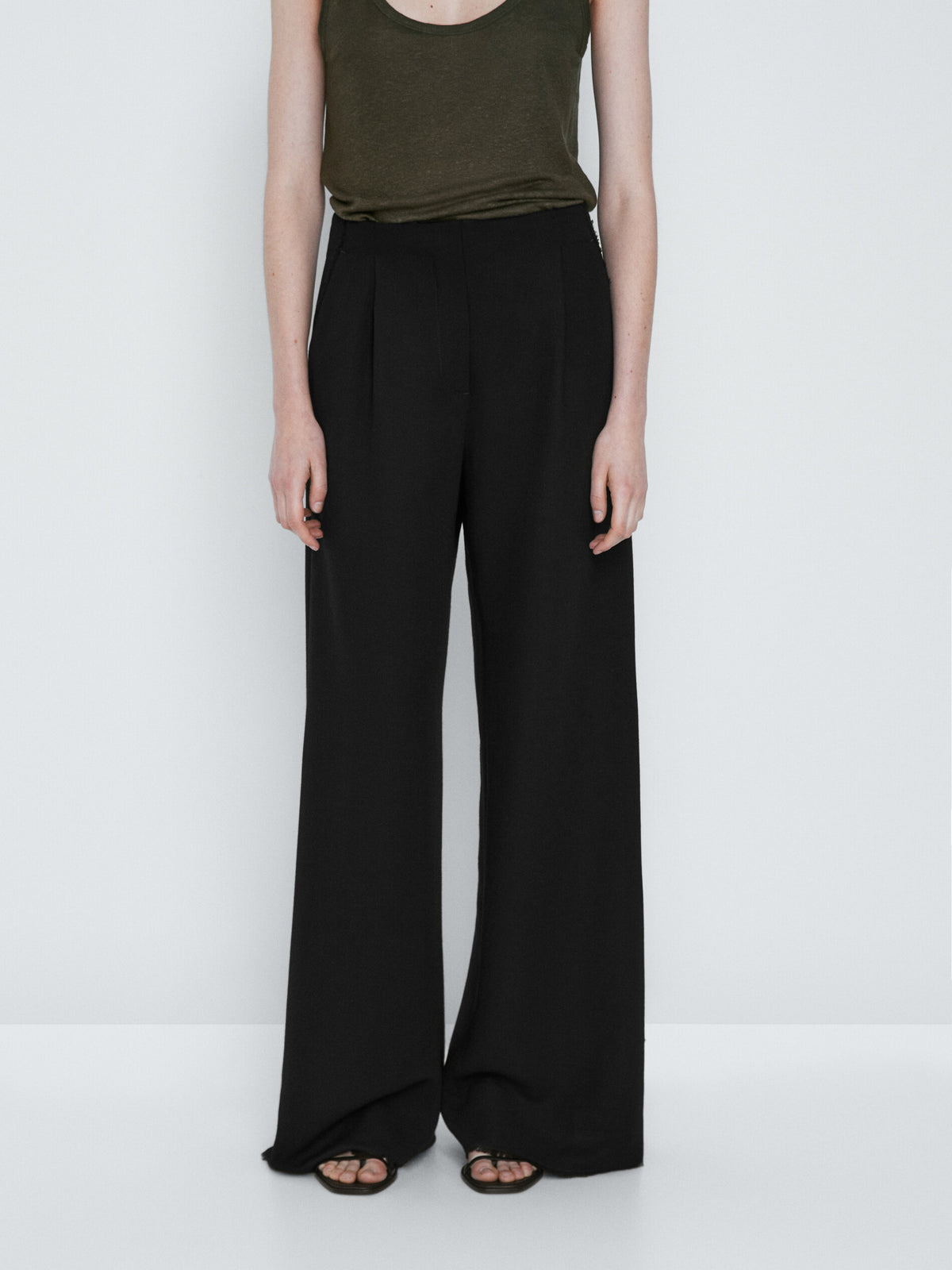 Pantalón negro pinzas desflecado - NEGRO