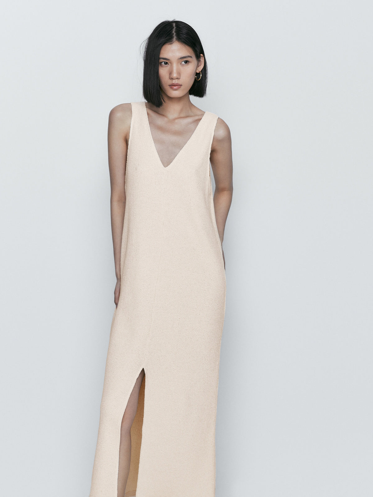 Vestido estructura escote pico abertura - CRUDO
