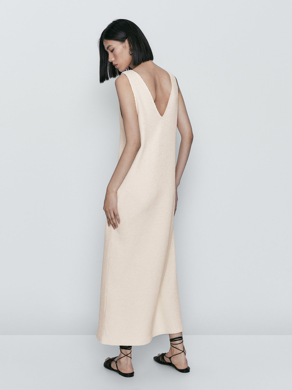 Vestido estructura escote pico abertura - CRUDO