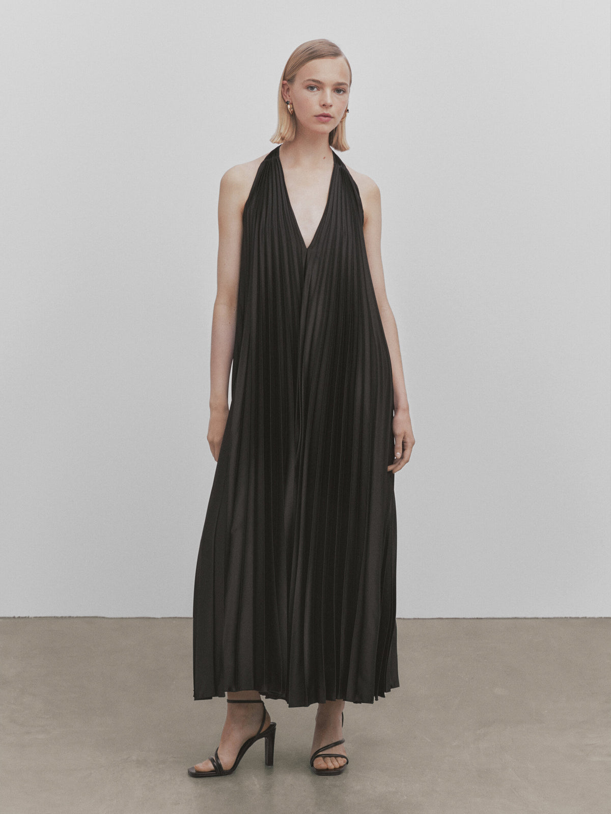 Vestido plisado escote pico -Studio - NEGRO