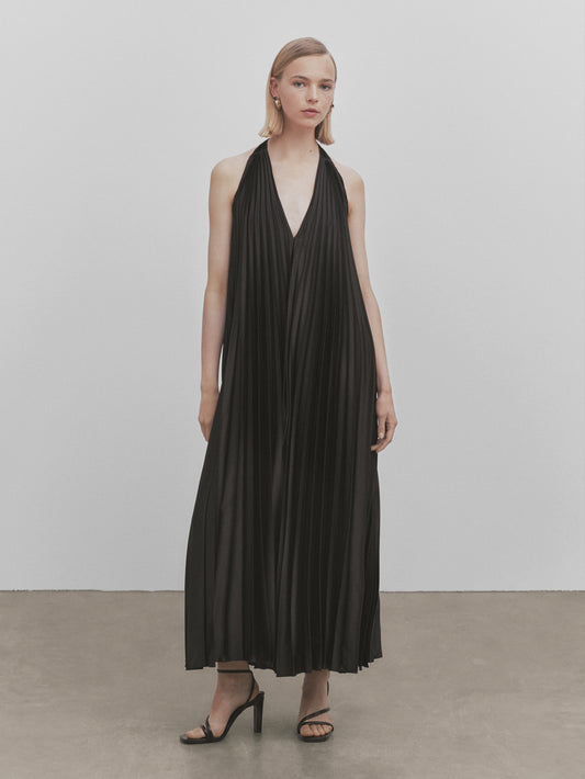 Vestido plisado escote pico -Studio - NEGRO