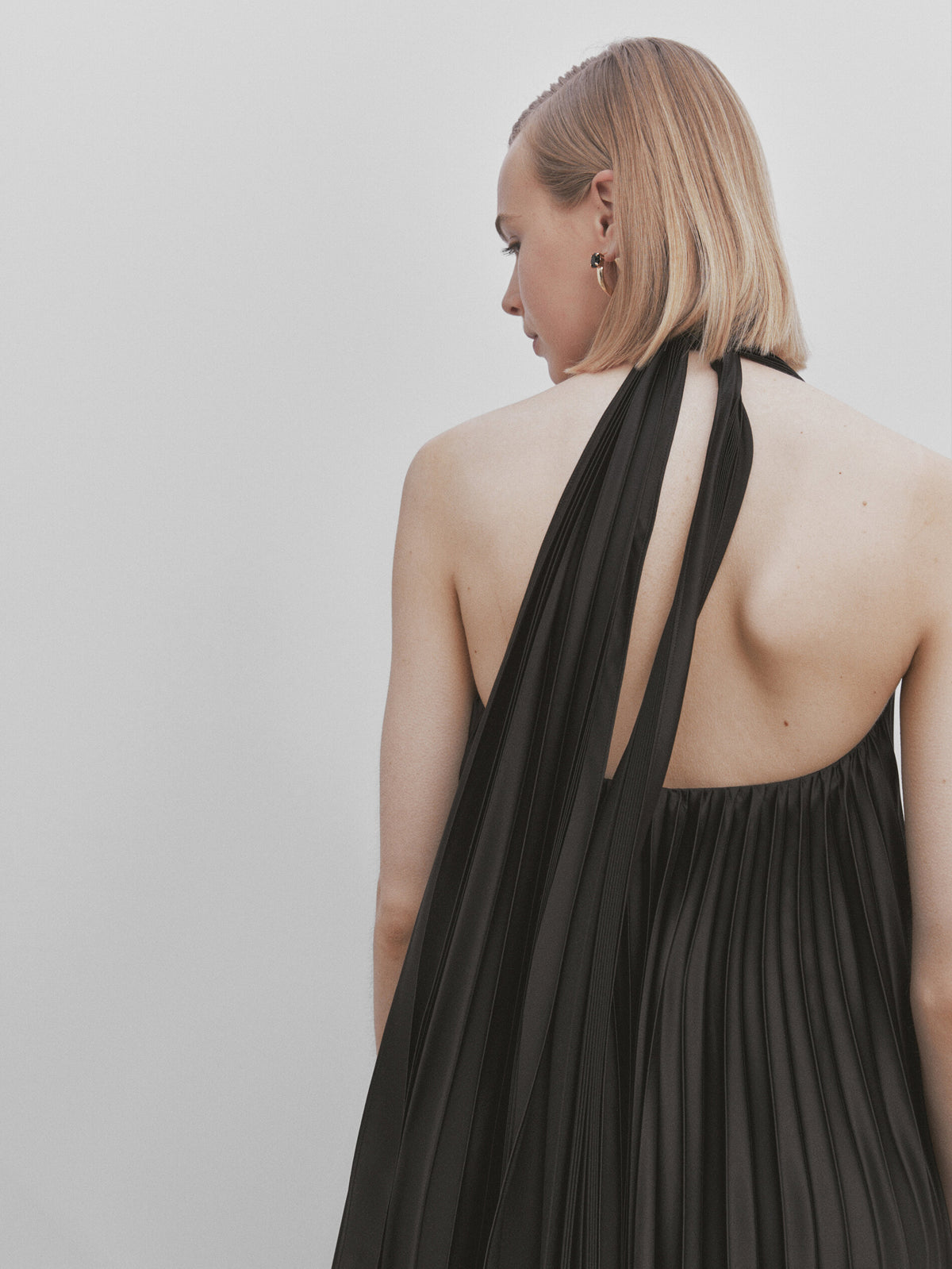 Vestido plisado escote pico -Studio - NEGRO