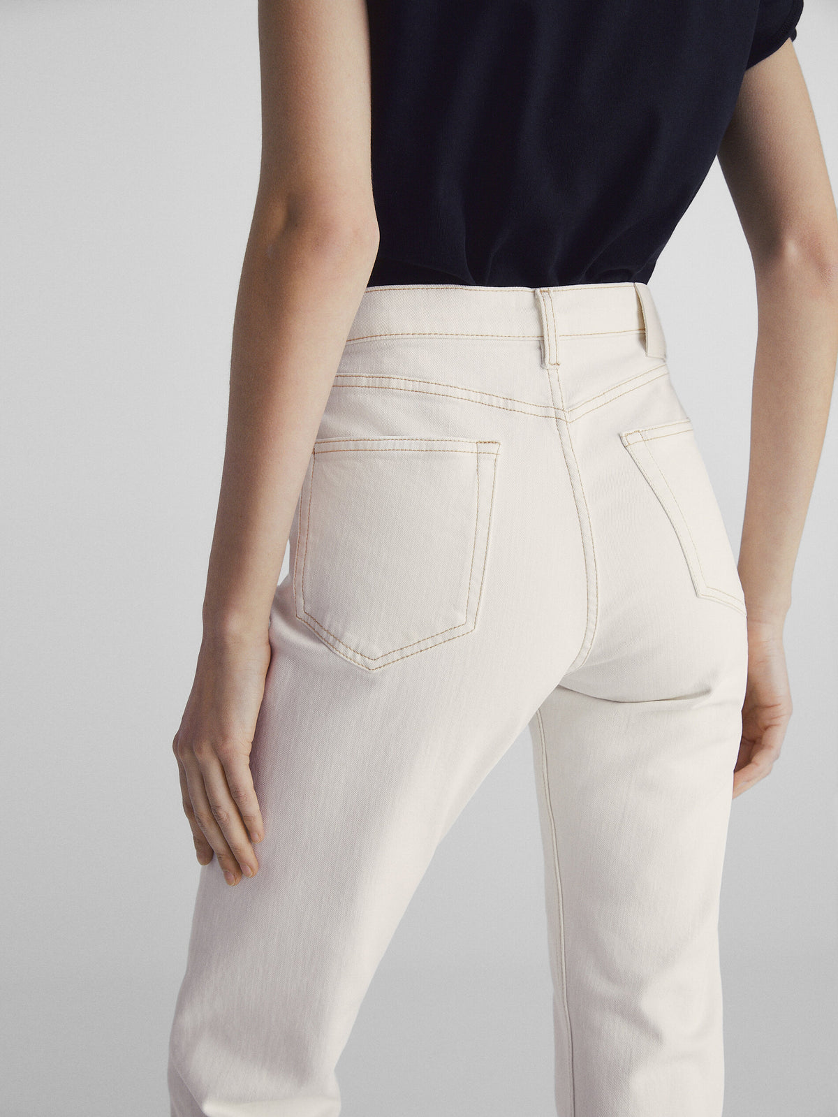 Pantalón vaquero tiro medio corte recto - CRUDO