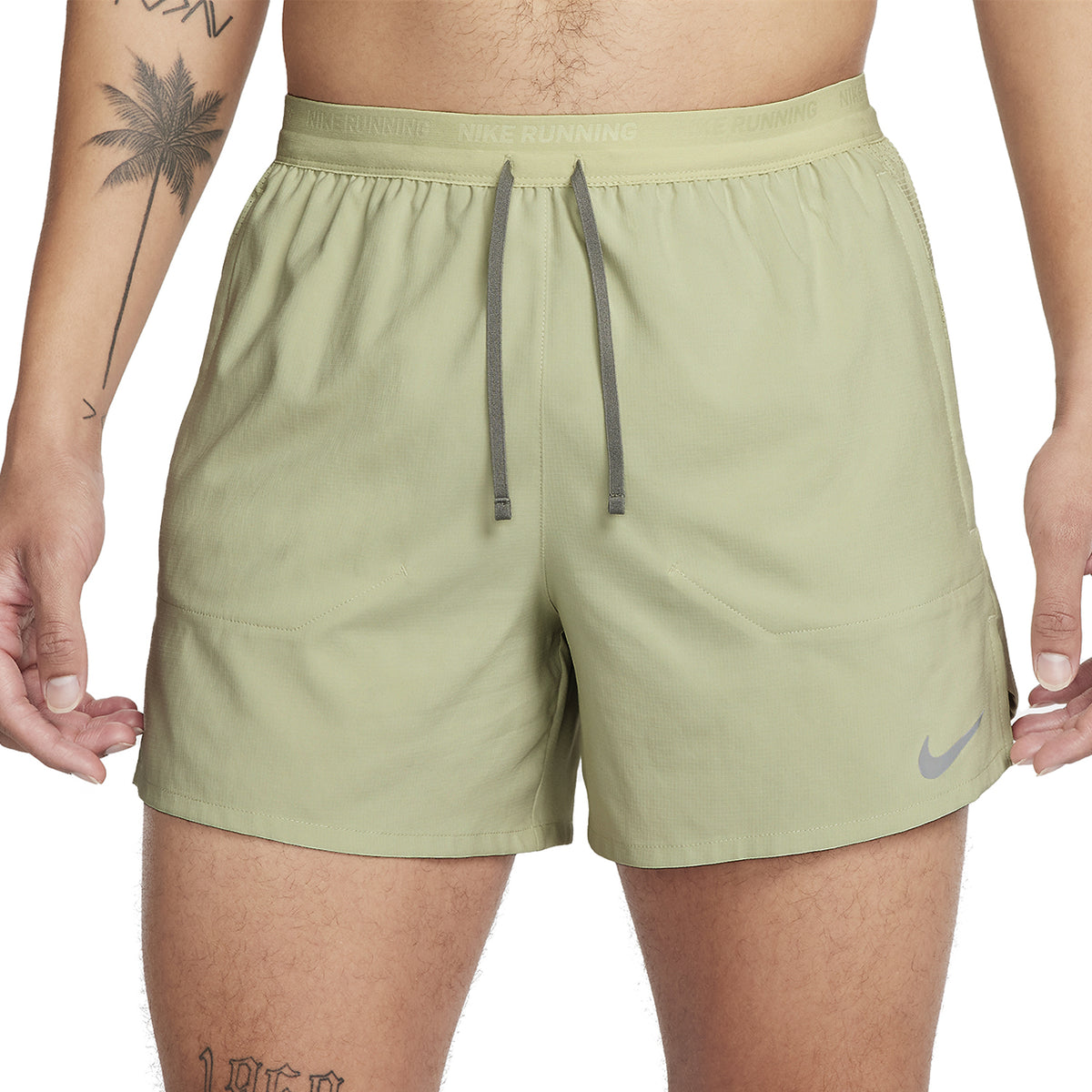 Nike Dri-FIT Stride 5in Pantaloncini Olive Aura/Dark Stucco/Reflective Silver