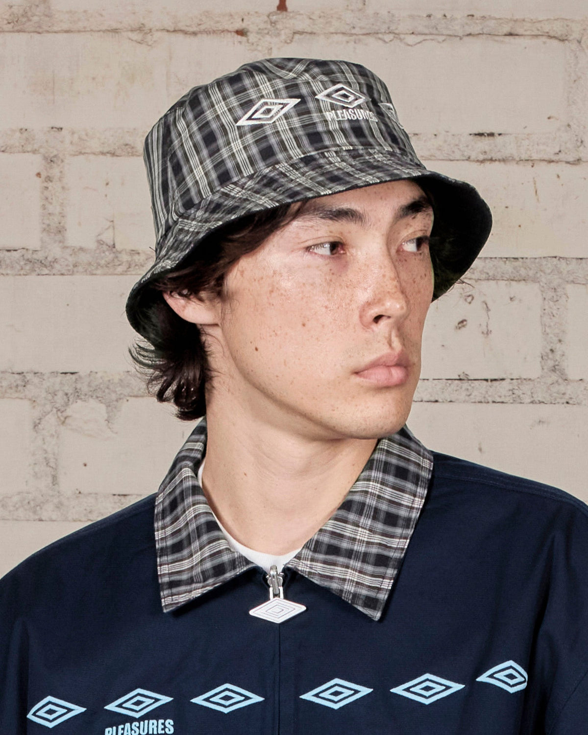 REVERSIBLE BUCKET HAT